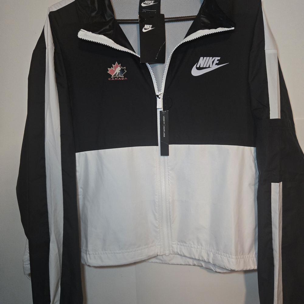 NWOT Nike Women's Black and White Wind breaker Jacket